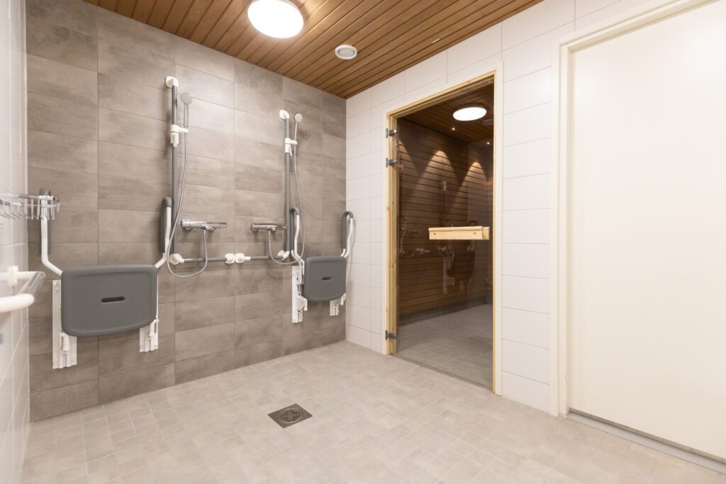 Kehitysvammaisten palvelutalo, kuva sisätiloista kylpyhuoneesta.
