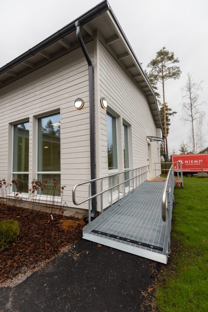 Ulkokuva esteettömästä sisäänkäynnistä.
