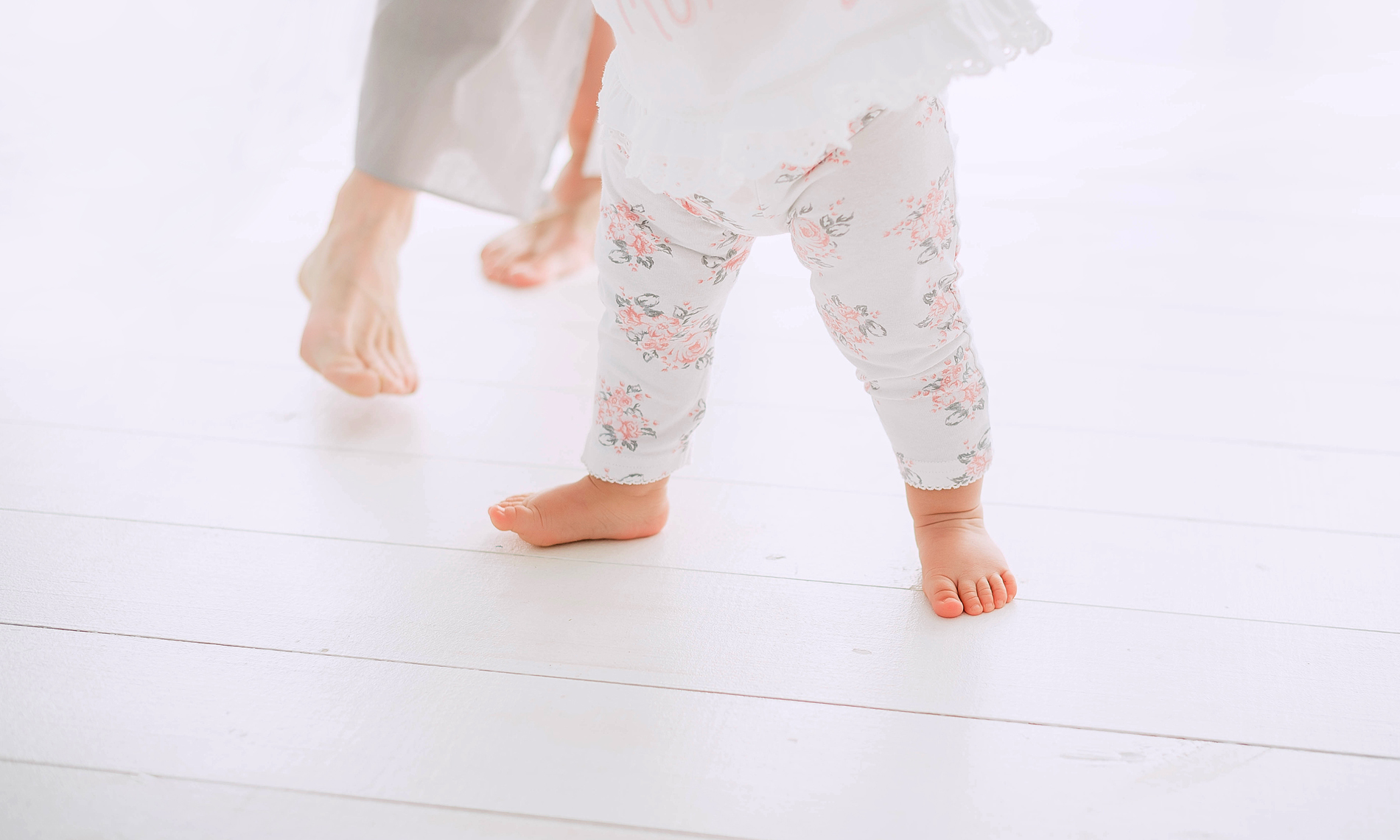 Pieniä lapsia valkoisella lattialla.