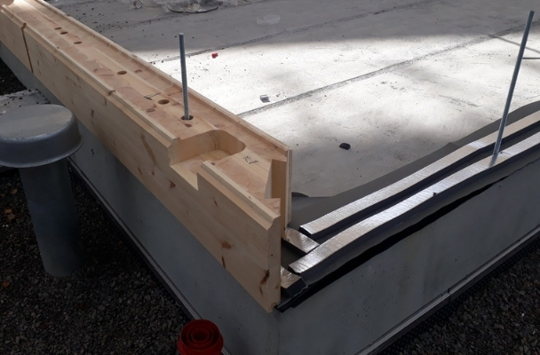 Hirsikehikko Tikakoskeen Pihkoon koulun työmaalla