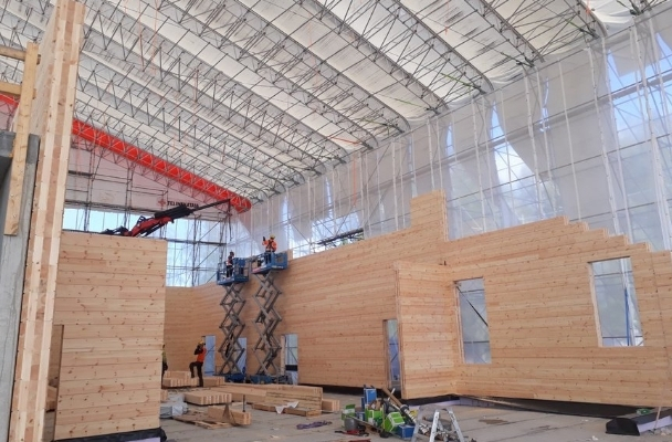 Hirsikehikon asennusta Tikakosken Pihkoon koulun työmaalla