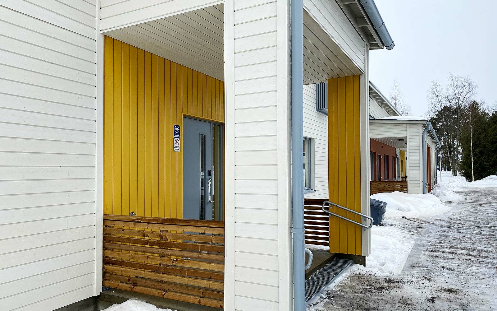 Janakkala, asumisyksiköt, piha-alue ja sisäänkäynti