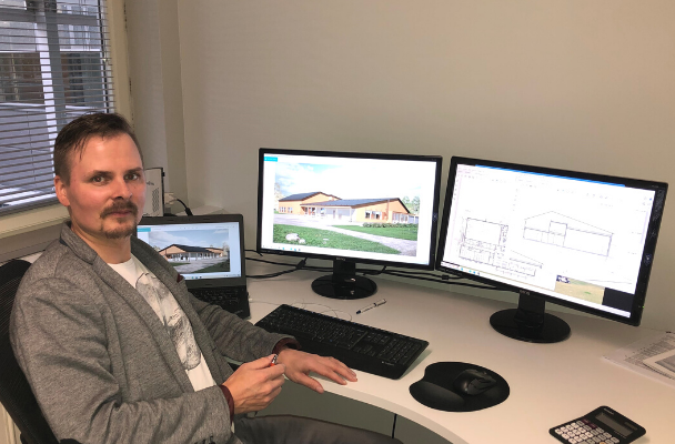 Rakennusliike Tikakosken tekninen johtaja Lasse Haapalahti perehtyy Vuorentaan koulun uudisrakennuksen havainne- ja pohjakuvaan.