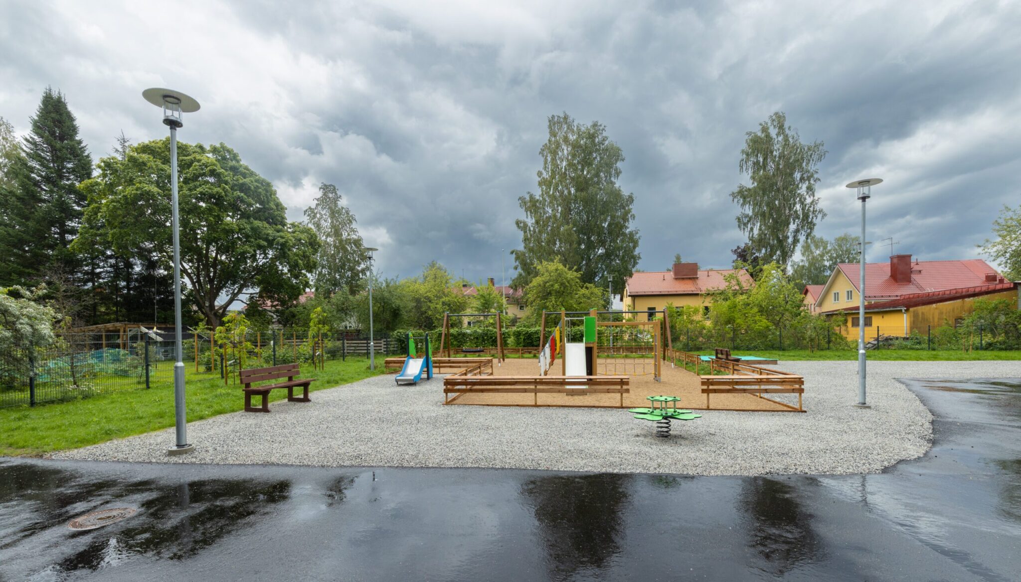Takapiha muokattiin rakennushankkeen yhteydessä liikkumiseen ja leikkeihin houkuttelevaksi ulkoilualueeksi. 