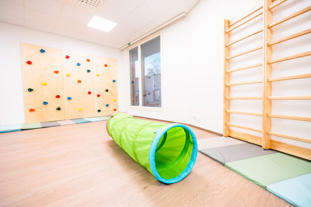 Toiminnallinen huone, jossa puolapuut ja kiipeilyseinä.