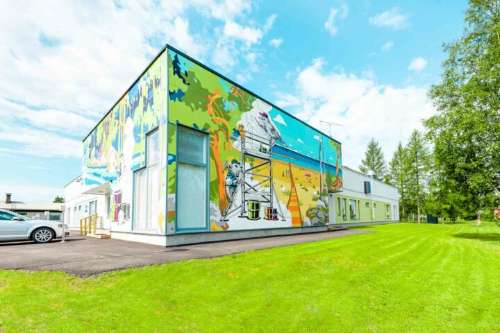 Tikakosken HYVÄN OLON -päiväkotien julkisivu voi olla myös taideseinä. Kuvassa päiväkoti Touhula Kalajoki.