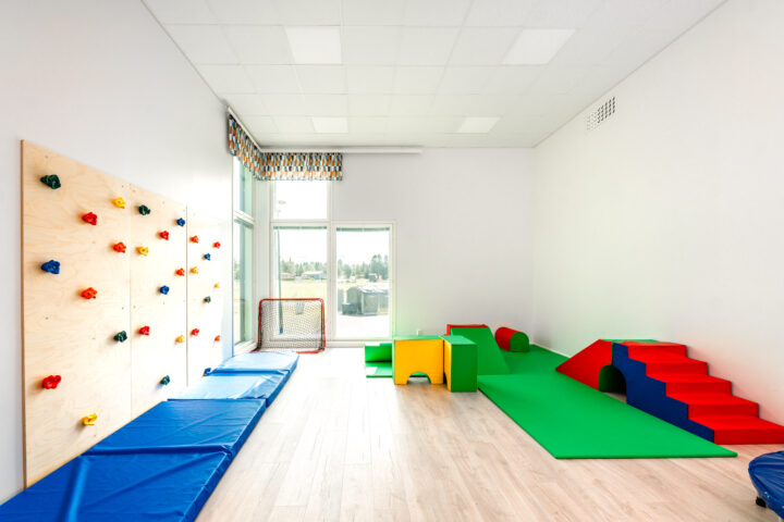 HYVÄN OLON -päiväkotien liikuntatilat ovat avaria ja muunneltavia. Kuvassa päiväkoti Touhula Kalajoki.