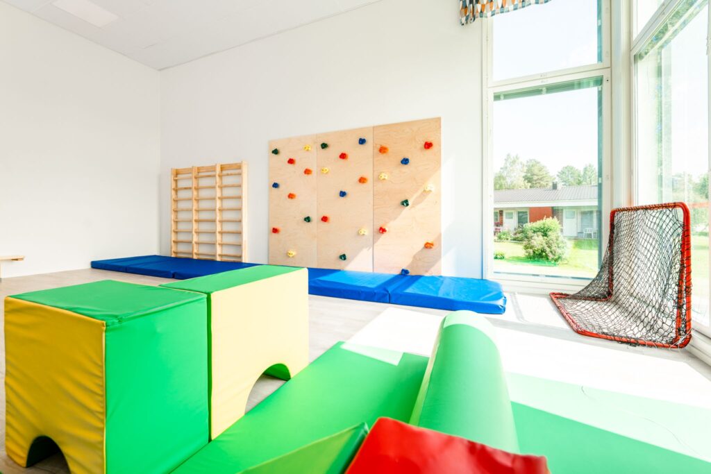 Toiminnallinen leikki- ja pelihuone.