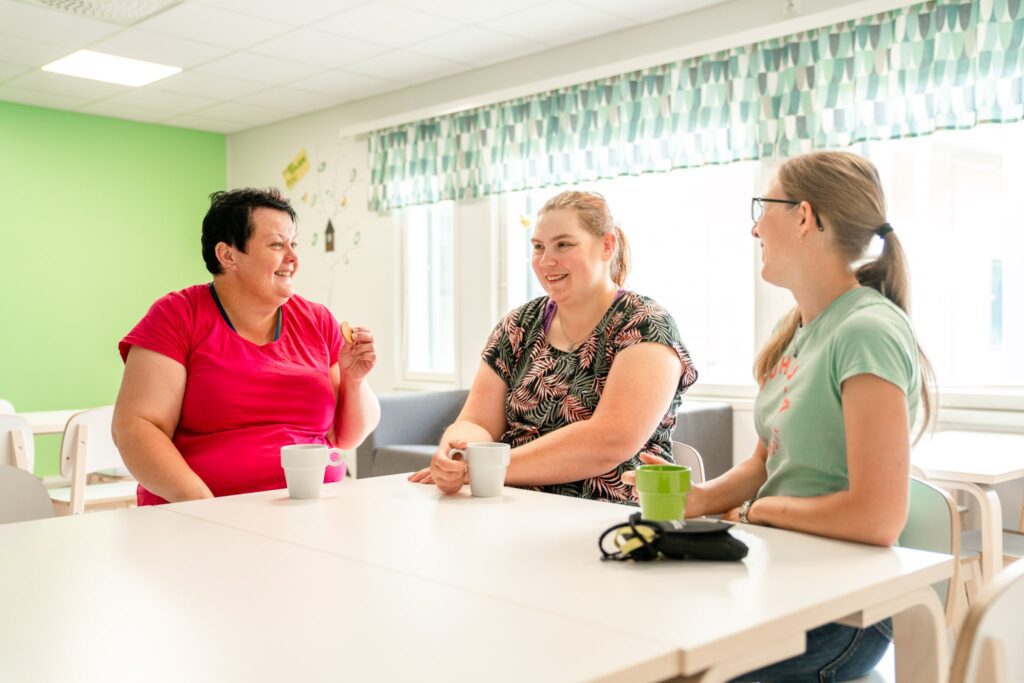 Työntekijät kahvipöydässä.