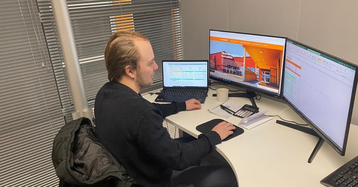 Kim Pernu työskentelee Tikakosken Oulunsalon toimistolla kustannuslaskennan parissa.