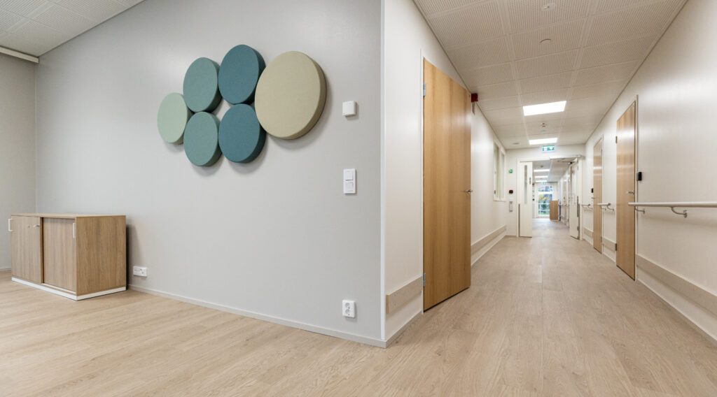 Kehitysvammaisten palvelutalo, kuva sisätiloista käytävältä.
