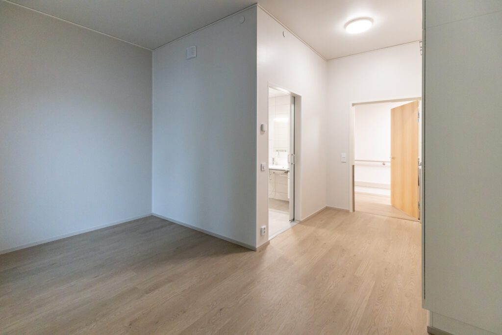 Kehitysvammaisten palvelutalo, kuva sisätiloista huoneesta.
