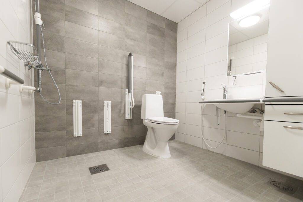 Kehitysvammaisten palvelutalo, kuva sisätiloista kylpyhuoneesta.
