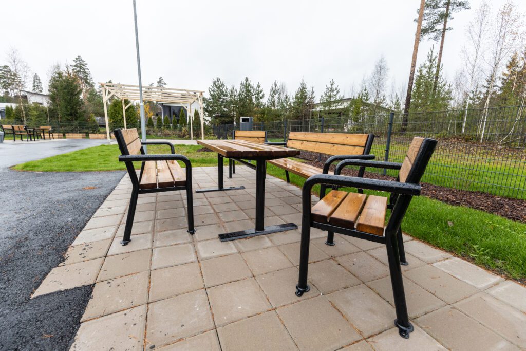 Ulkokuva istuinryhmästä.