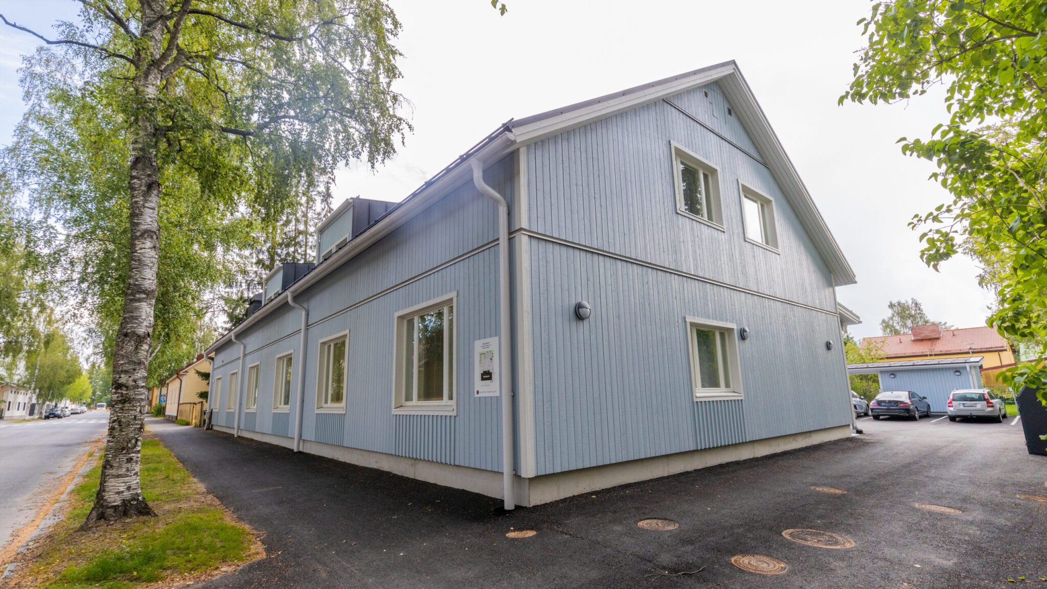 Lisähaasteena hankkeessa oli kompakti, keskellä rakennettua ympäristöä sijaitseva 
kadunvarsitontti. Jalkakäytävän varrella sijaitsevia isoja koivuja varjeltiin 
rakennusvaiheessa.