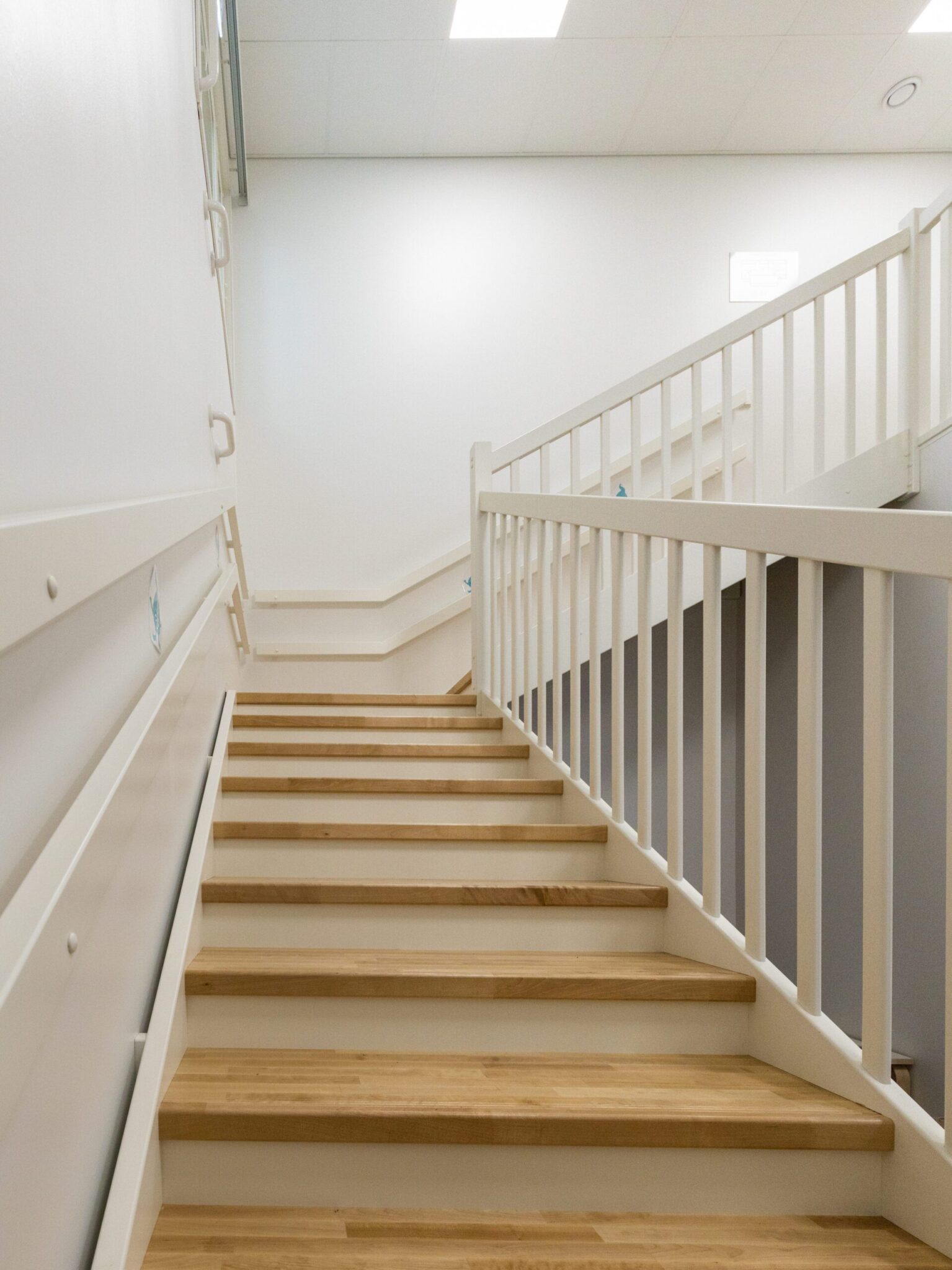 Puurakenteinen portaikko.