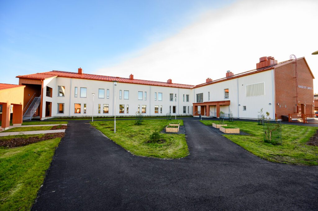 Sisäpihalla kukkalaatikoita ja puuntaimia.